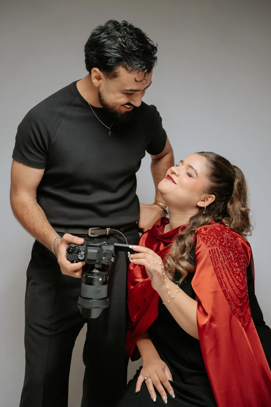 Kashif showing Maha a photo on the camera